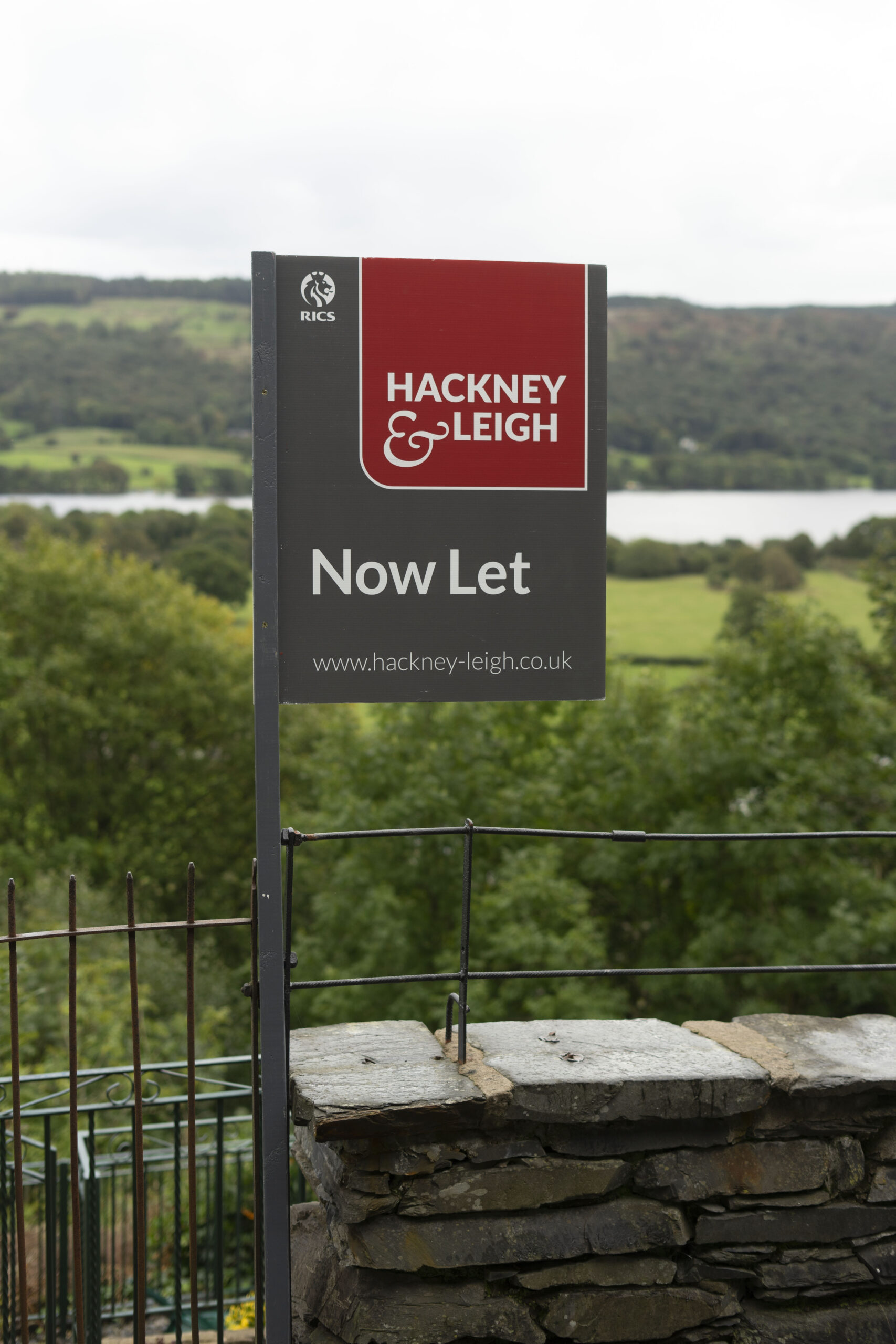 Hackney & Leigh now let sign outside of a house